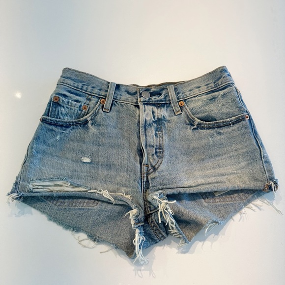 Mid rise Levi shorts - Picture 1 of 3
